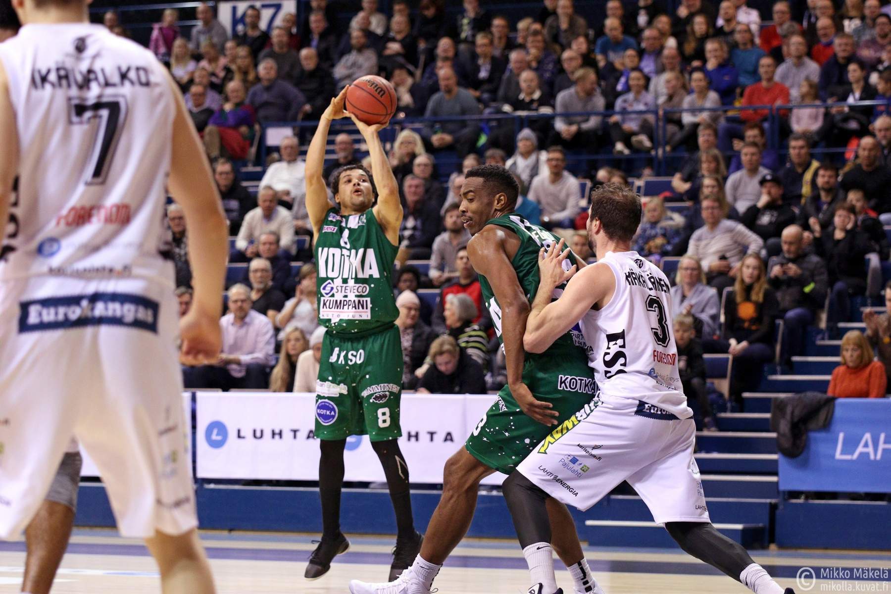 KUVA: KTP-Basketin Michael Pounds saa rauhassa heittää, kun Kotkan konkari Kevin Langford jättää Lahden nestorin Vesa Mäkäläisen turvallisesti selkänsä taakse. Kuva on Suomen cupin ottelusta Lahdesta vuosi sitten.