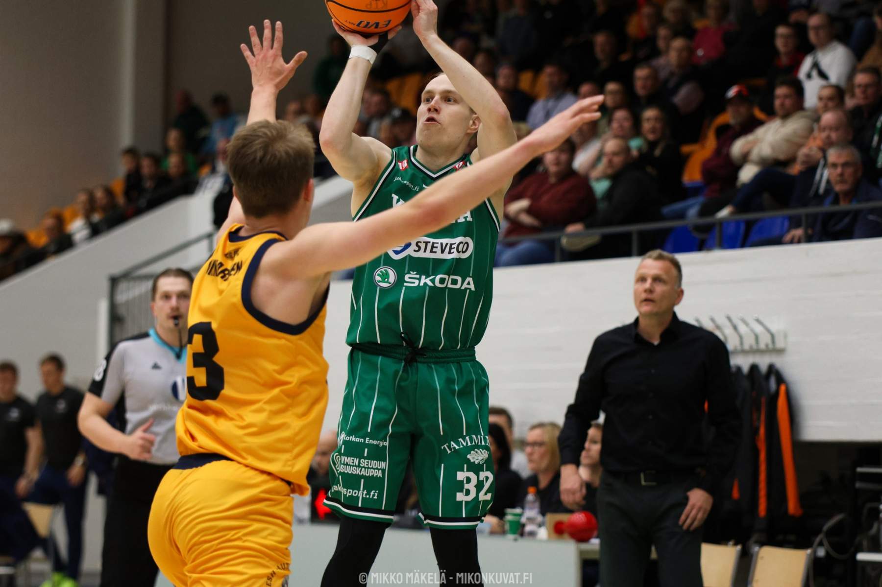 KTP-Basketin kapteeni Topias Kuukkanen pelaa Bisonsia edustavaa Tiitus-veljeään vastaan Loimaalla perjantaina. Arkistokuva: Mikko Mäkelä.