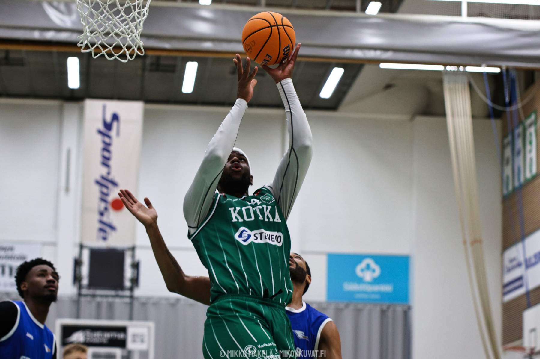 Meshack Lufile nostaa pallon koriin Seagullsia vastaan pelatussa harjoitusottelussa ennen Korisliigakauden alkua. Arkistokuva: Mikko Mäkelä
