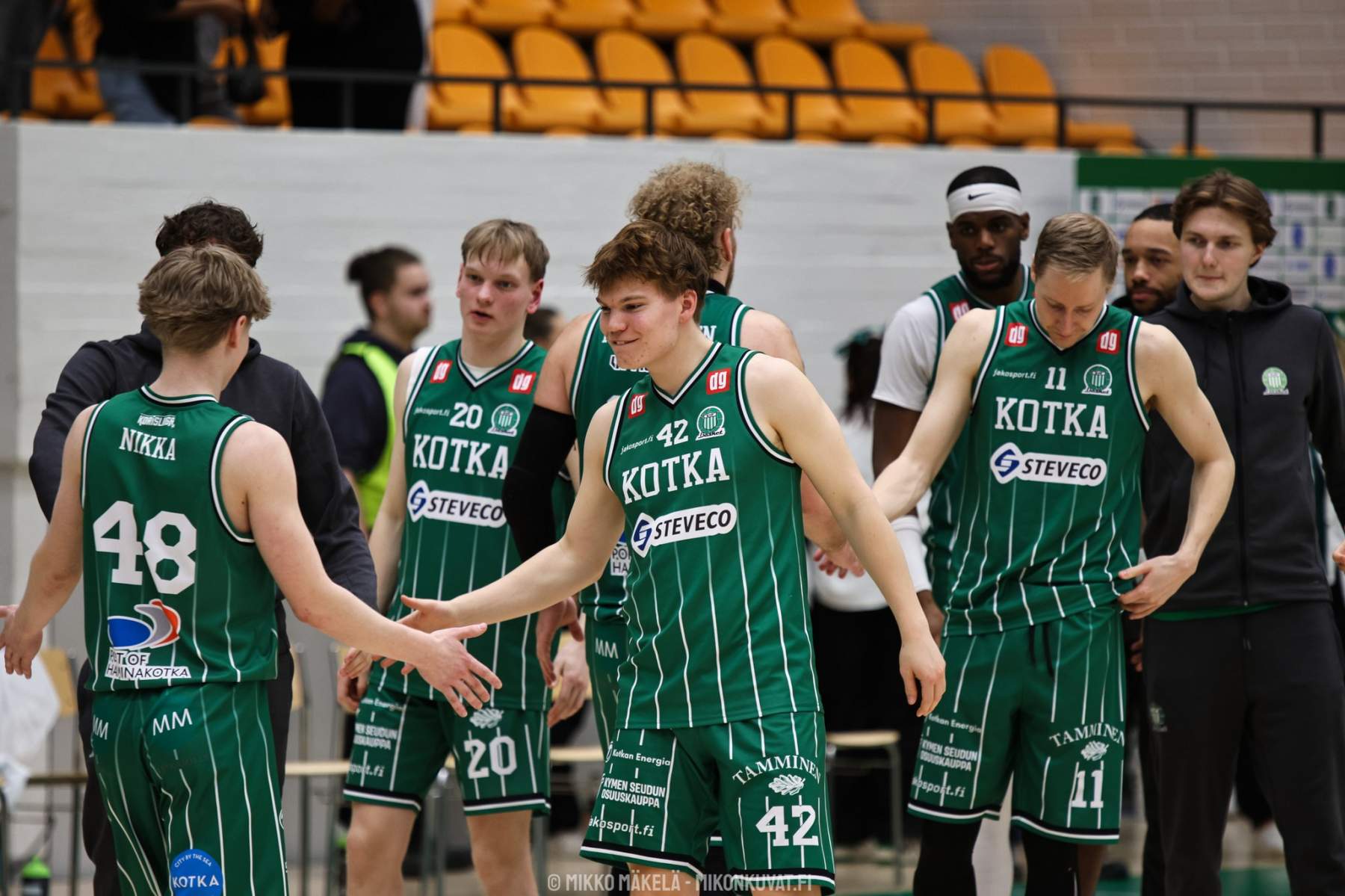 KTP-Basketin nuorisokaarti Emil Nikka (48), Herman Pettersson (20) ja Mikko Purola (42) pääsivät kentälle ja pisteille kauden päätösmatsissa. Kuva: Mikko Mäkelä